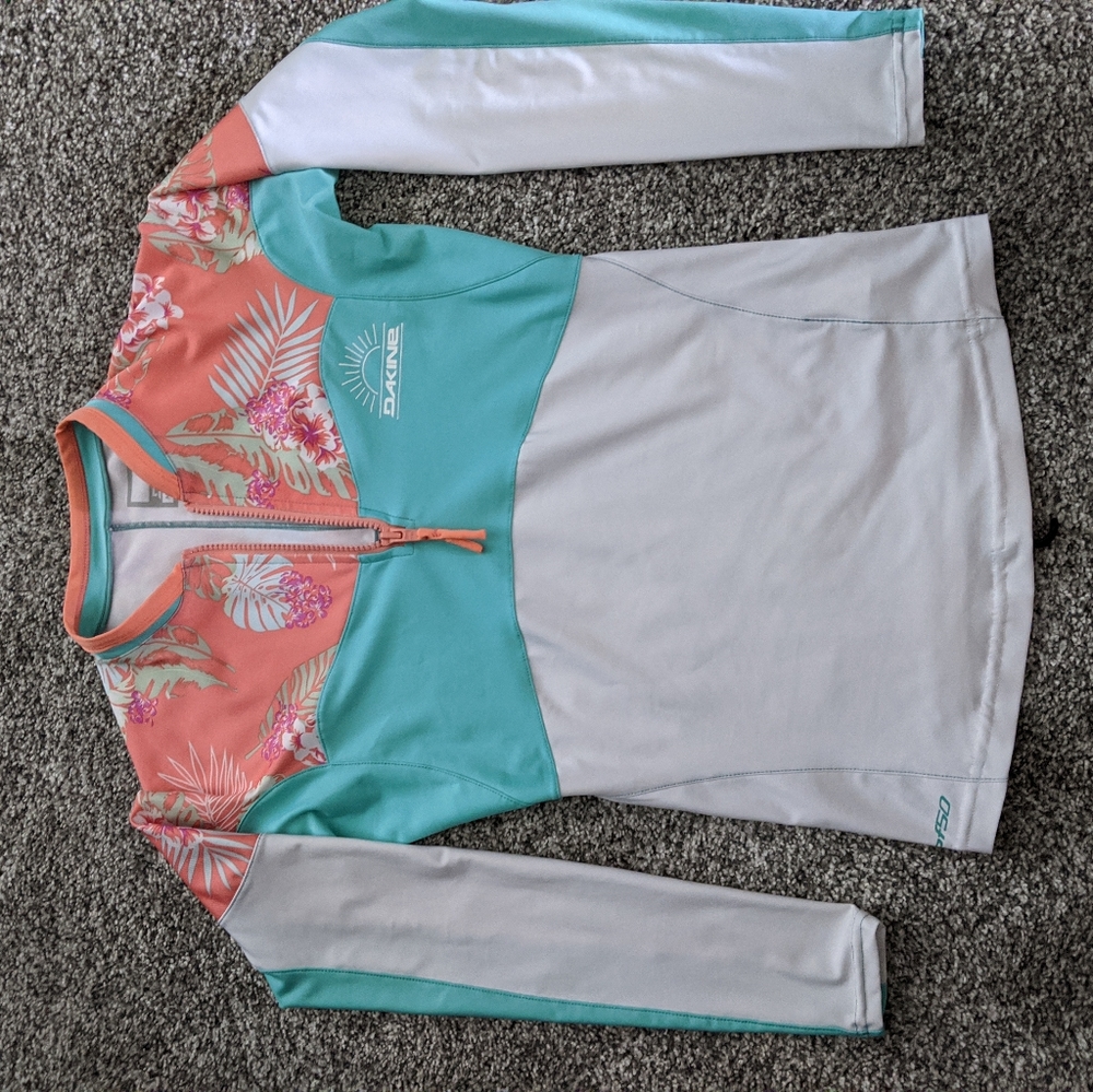 Dakine women’s rash guard in medium